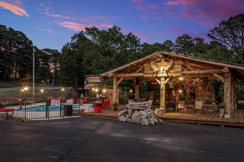 Stonegate Lodge King Bed Wifi 50In Roku Tv Salt Water Pool Room #102 Eureka Springs Exteriör bild