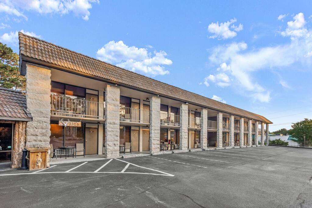 Stonegate Lodge King Bed Wifi 50In Roku Tv Salt Water Pool Room #102 Eureka Springs Exteriör bild