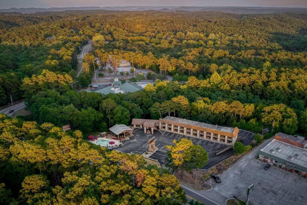 Stonegate Lodge King Bed Wifi 50In Roku Tv Salt Water Pool Room #102 Eureka Springs Exteriör bild