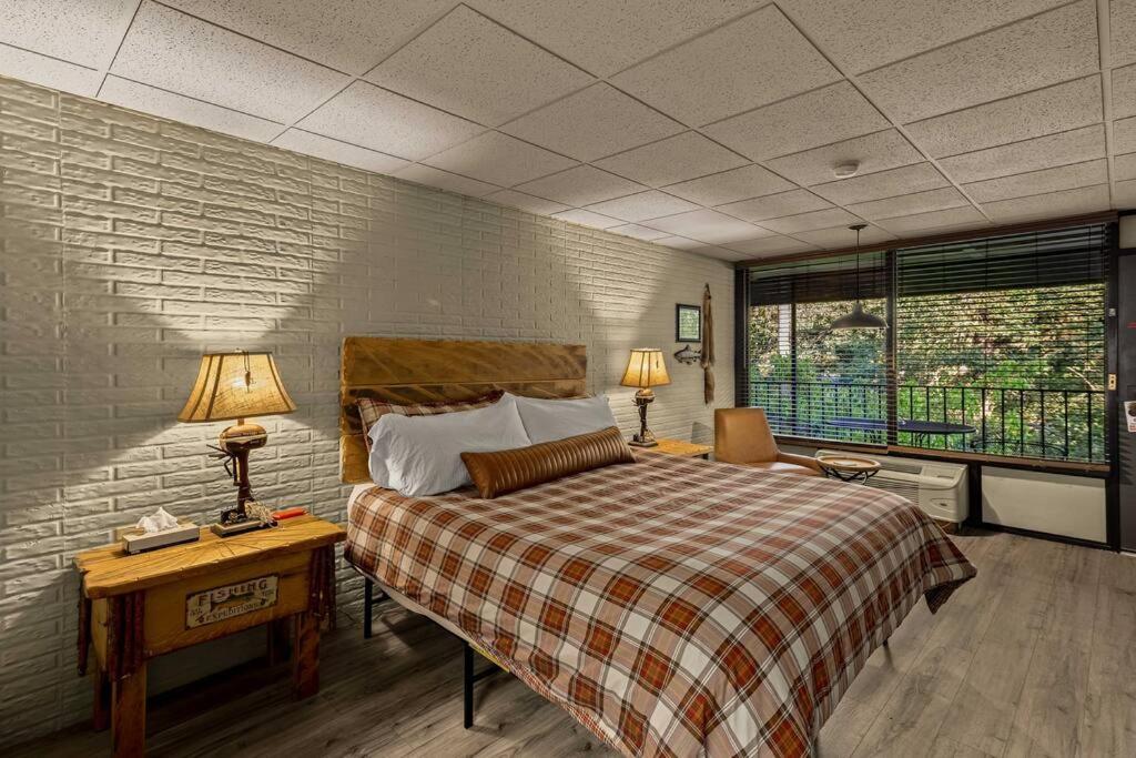 Stonegate Lodge King Bed Wifi 50In Roku Tv Salt Water Pool Room #102 Eureka Springs Exteriör bild